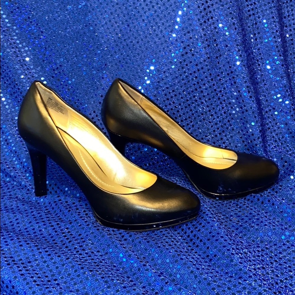 Black Pumps - image 1